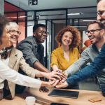 Confianza en acción: El cimiento invisible que transforma equipos y organizaciones
